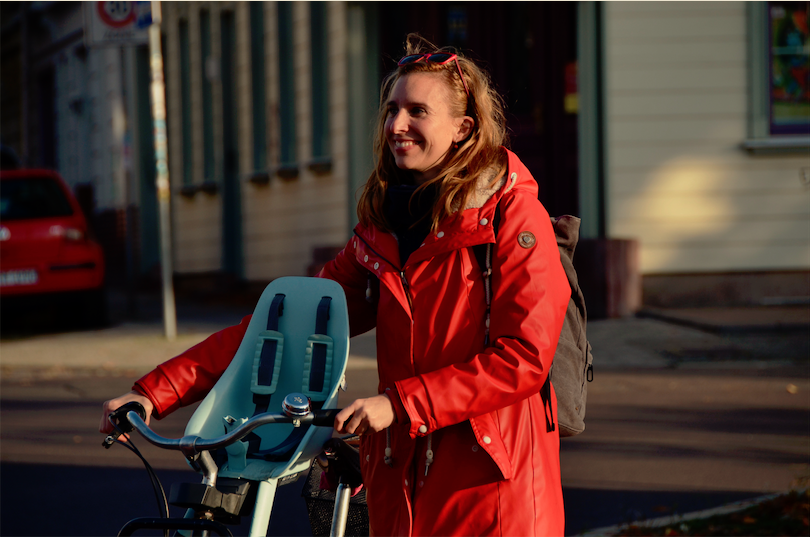 Organisatorin Franziska Dusch mit ihrem Fahrrad in Buckau