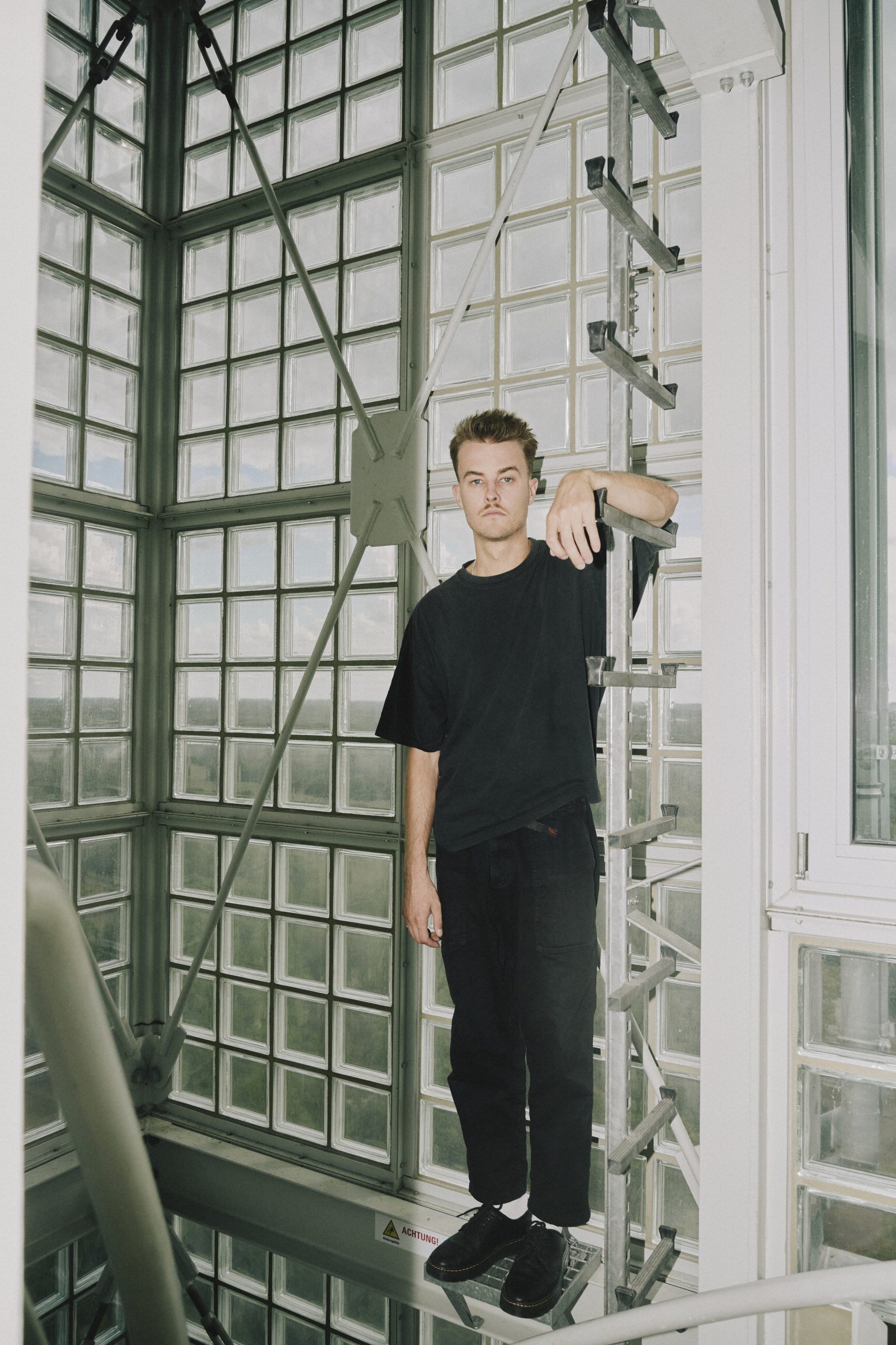 Philipp Kronenberg vor einer Glasfasade